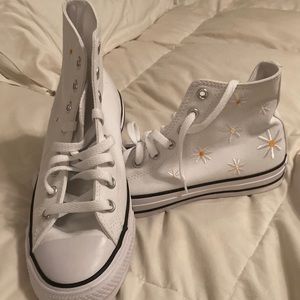 Converse All Star white with daisy flowers